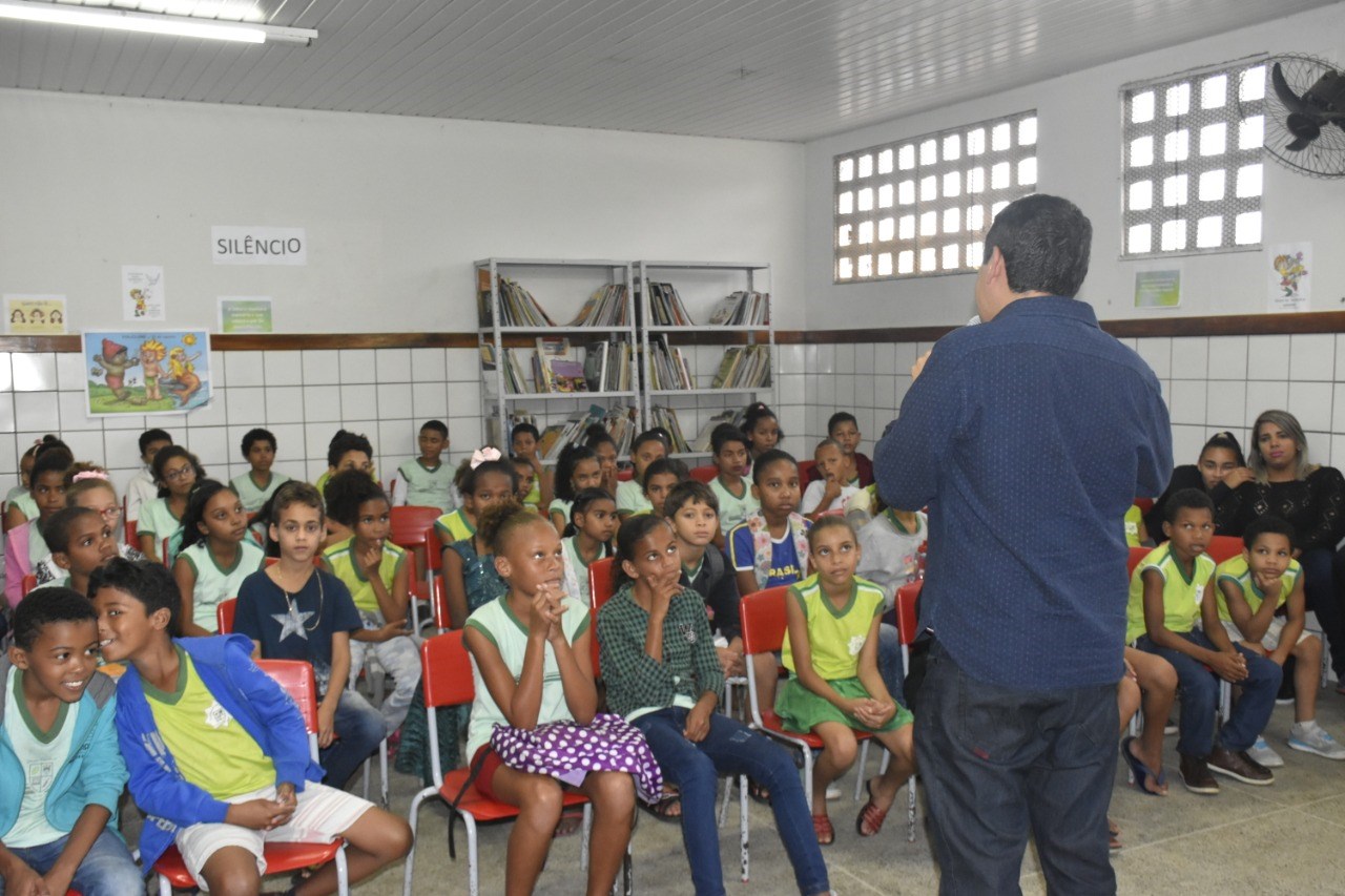 Camacã: Projeto Encontro com Escritor visita o Grupo Escolar Luíza Vargens

